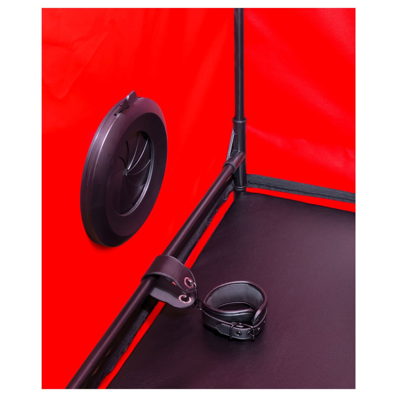 Secretdome - BDSM szex kabin nyílásokkal (fekete) Secretdome - BDSM szex kabin nyílásokkal (fekete)